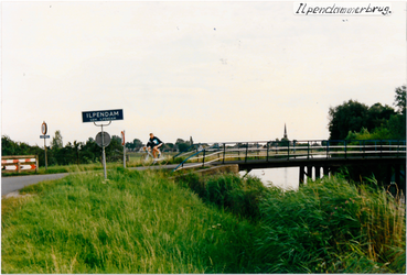 CPH_map1_001 Hoek Purmerdijk - Hofweg met rechts de Ilpendammerbrug richting Ilpendam.Wielrenner.